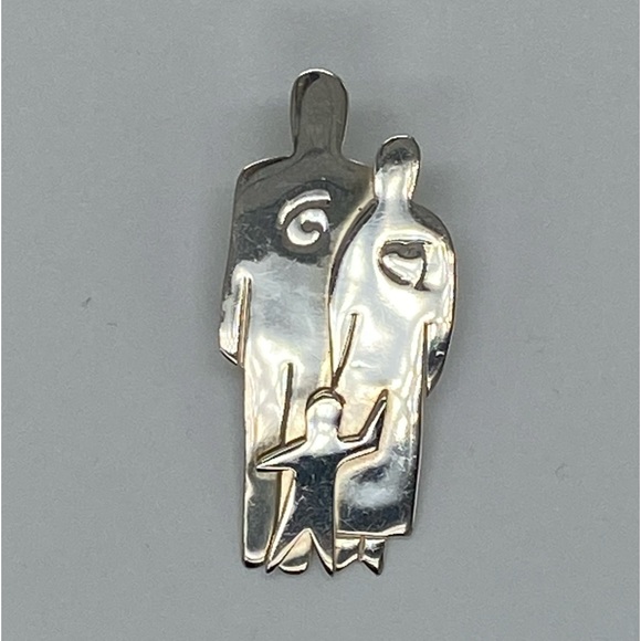 Two Parents and Child Family Pin - Picture 3 of 8